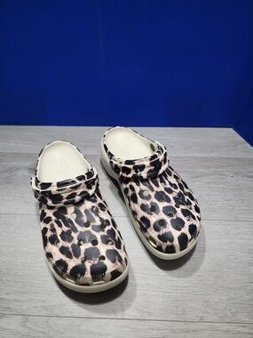 Crocs Women’s Iconic Comfort Size 9 Leopard Animal Print & Bone Platform Clogs